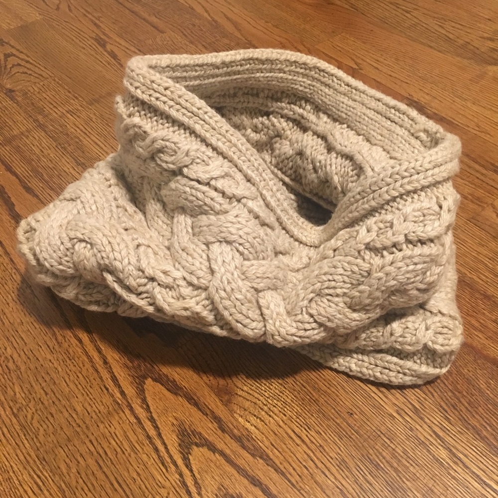 Gap beige neck scarf
